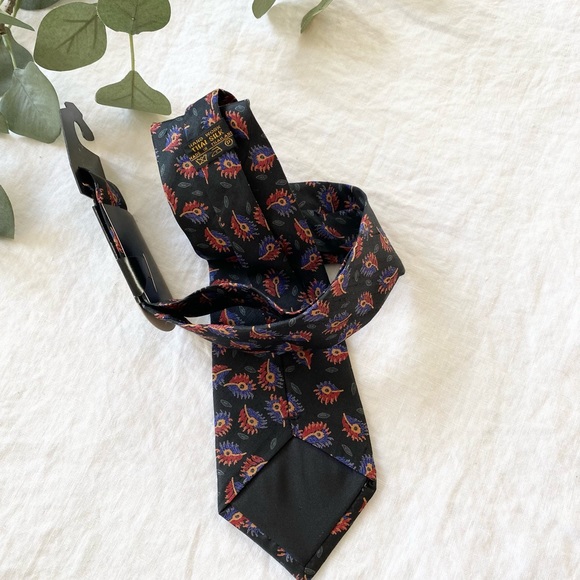 Silk Feather Pattern Tie - Picture 3 of 8